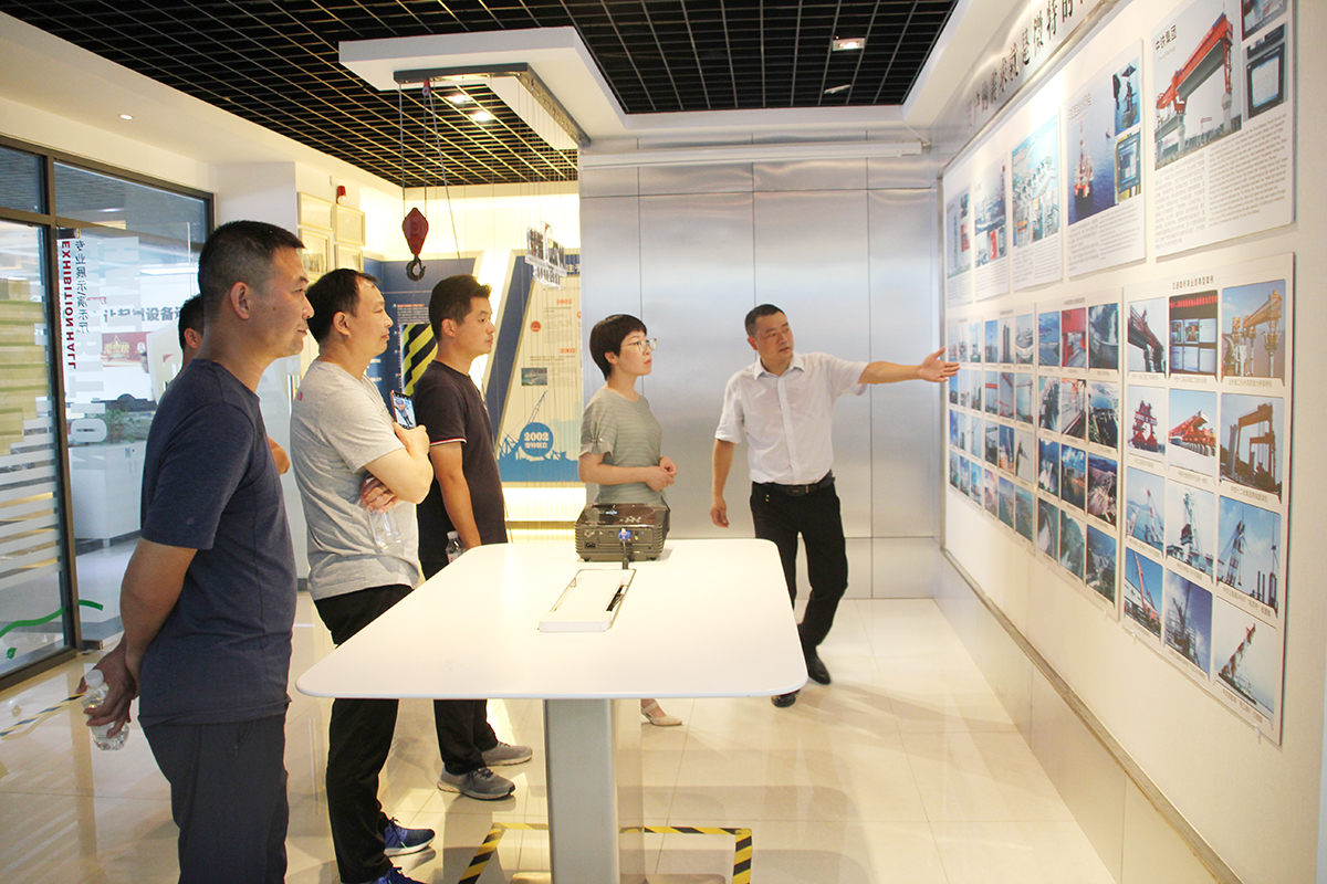 總經(jīng)理邱曉紅、副總經(jīng)理顏劍一行人蒞臨微特