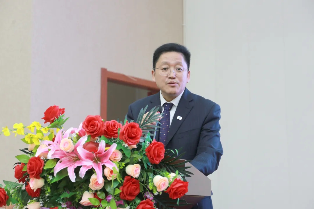 中國重型機(jī)械工業(yè)協(xié)會(huì)橋式起重機(jī)專業(yè)委員會(huì)理事長(zhǎng)孫吉澤作《九屆四次理事會(huì)工作報(bào)告》