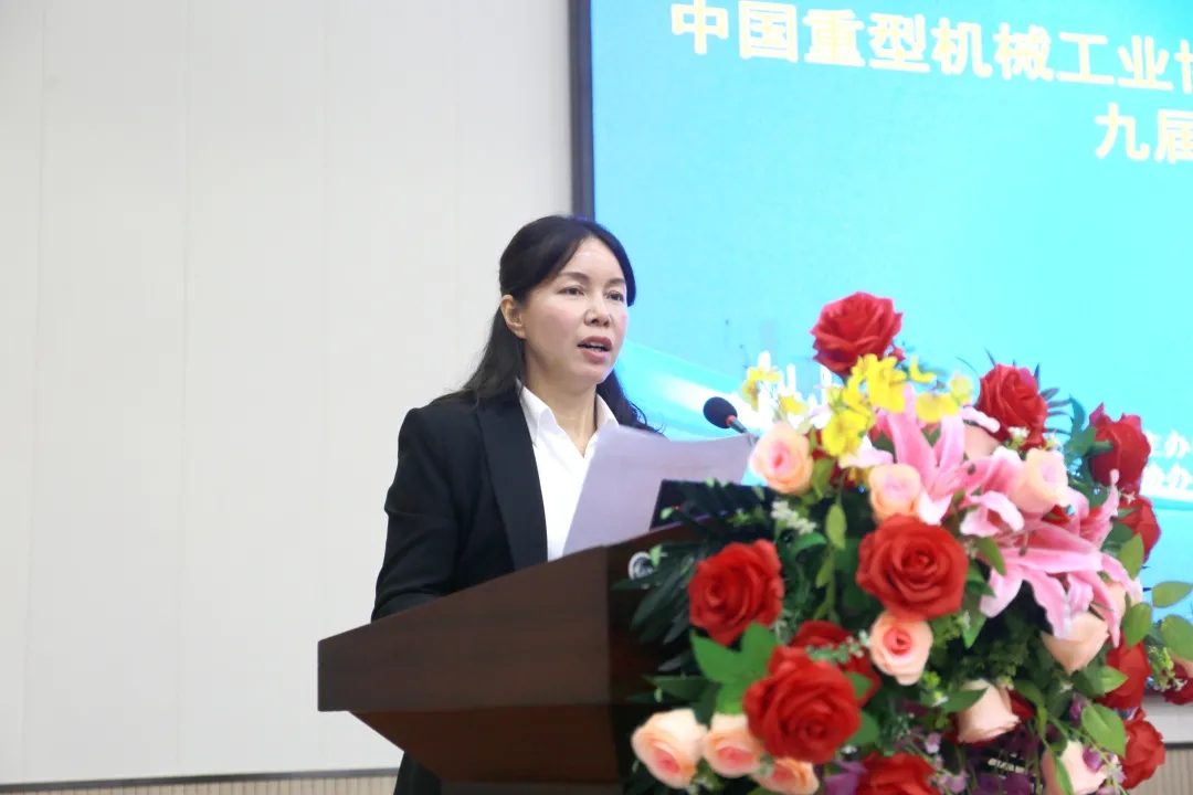 苗紅宣讀《關(guān)于表彰2019年度優(yōu)秀橋、門式起重機(jī)生產(chǎn)企業(yè)的決定》